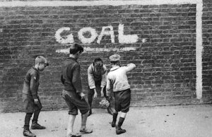 イーストエンドのサッカー、ロンドン、1926-1927 作： Unbekannt
