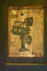 旧ホテル（Hostal Vell - la Toranesa）。内装です。映写室。映写機（Ossa Pergam tipo PVIII）。詳細。映写機のオリジナルマニュアル。 作： Unbekannt