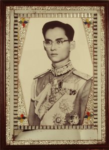 プミポン国王の肖像画（モノクロ写真）を額に入れて飾っています。 作： Unbekannt