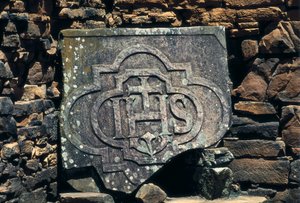 1611年に設立されたアルゼンチンのサン・イグナシオ・ミニのイエズス会伝道所跡の石に刻まれたフランコ・マコンのシンボルとキリストのイニシャル（石 作： Unbekannt