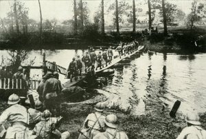 1919年、川を渡るフランス軍。 作： Unbekannt