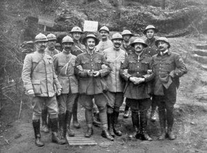 1918年4月、ベルギーのイープル近くのケンメル山にいるフランス人とイギリス人の将校 作： Unbekannt