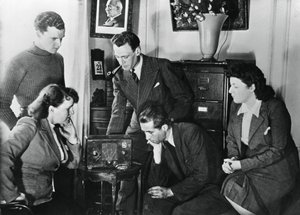 1941年5月23日、ビシー副首相、ダーラン提督の放送を聞くフランス国民 作： Unbekannt