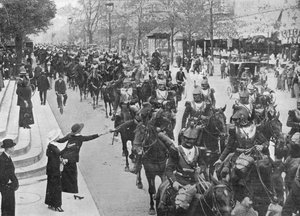 1914年に正面を向いてパリの街を駆け抜けるフランスのキュラシエ 作： Unbekannt