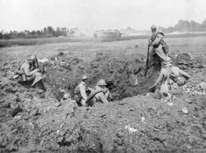 1918年6月11日、フランス、ケマンデダムの砲弾の穴で休むフランスの歩兵 作： Unbekannt