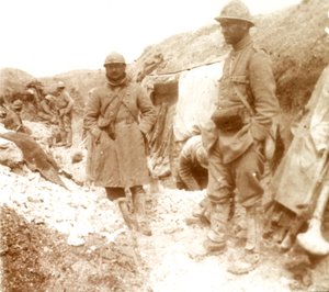 捕獲されたドイツの塹壕でのフランスの兵士、c1914-c1918