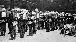 鉄道駅でのフランスの兵士、パリ、第一次世界大戦、1914 作： Unbekannt
