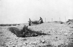 1915年9月25〜11月6日、フランスのシャンパーニュの戦い、キツネの穴のフランス兵 作： Unbekannt