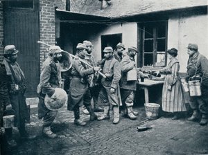 塹壕から戻ってきたフランスの兵士がリフレッシュのために立ち止まる、c1914