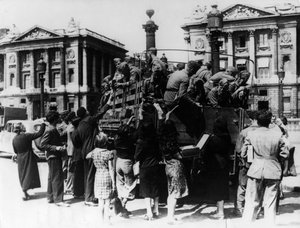 1940年7月27日、パリのドイツ兵のトラックに記念品を提供するフランスのストリートセラー、パリ