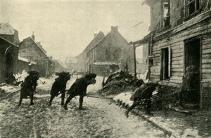 1914年から1915年、第一次世界大戦、1920年のドイツ軍の砲火の下で村の通りを横切るフランス軍。