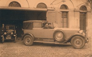 1927年、ベルギーのブリュッセルにあるキューバ大使館のガレージ。 作： Unbekannt
