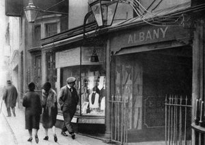 1926年から1927年にロンドンのアルバニーの商工会議所に通じるビーゴストリートの守衛所 作： Unbekannt