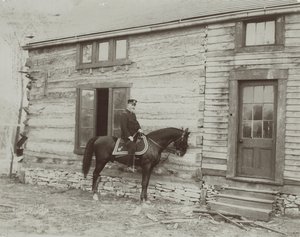 父ユリシーズ・S・グラントが建てた小屋（Hardscrabble）の前で馬に乗るフレデリック・デント・グラント将軍 作： Unbekannt