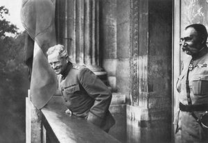 ホテルクリヨンのバルコニーのパーシング将軍、パリ、第一次世界大戦、1917年 作： Unbekannt