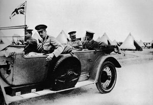 エジプトの軍の指揮官であるジョンマックスウェル将軍、キャンプの1つを介して運転、1915 作： Unbekannt