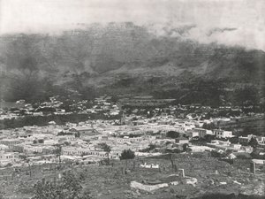1895年、南アフリカ、ケープタウンの蒸気で花輪をまとったテーブルマウンテンを示す全体図。 作： Unbekannt
