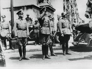 1940年6月14日、パリの凱旋門を通り過ぎるドイツ軍に敬礼するフォンボック将軍