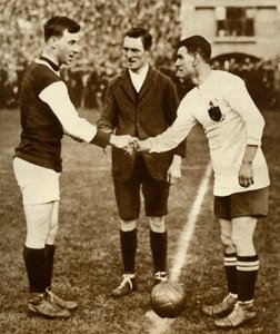 キックオフ前のジョージケイとジョースミス、FAカップ決勝、ウェンブリースタジアム、ロンドン、1923年、1935年。 作： Unbekannt