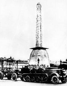1940年パリのコンコルド広場を通り抜けるドイツ砲兵 作： Unbekannt
