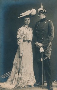 ドイツのカップル。男性の制服姿、1906 作： Unbekannt