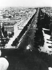 1940年6月14日、パリのシャンゼリゼ通りをパレードするドイツ軍 作： Unbekannt