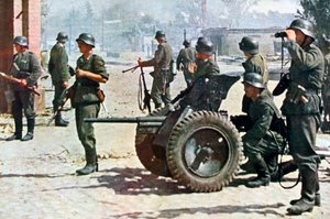 1943年にロシアのライトフィールド砲を備えたドイツの歩兵 作： Unbekannt