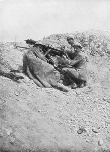 1917年にフランスのベルダンの敵に対して使用されたドイツの機関銃 作： Unbekannt
