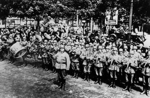 1940年6月、パリのエトワール広場でのパレードでのドイツ軍バンド 作： Unbekannt