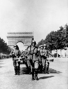 1940年から1944年のパリ占領期のシャンゼリゼ沿いのドイツ軍パレード 作： Unbekannt
