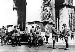 1940年6月、パリの勝利パレード中に凱旋門でドイツの将校 作： Unbekannt