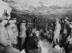 洞窟、フランス、第一次世界大戦、1915年のコンサートでのドイツの兵士 作： Unbekannt
