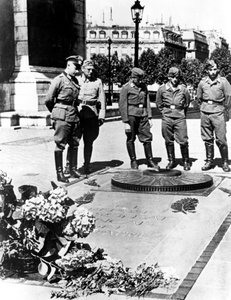 1940年12月、パリの凱旋門にある無名戦士の墓にいるドイツの兵士 作： Unbekannt