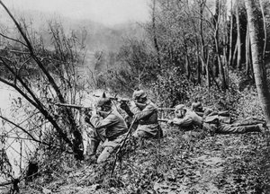 1915年フランス、エーヌ川の端にいるドイツの兵士