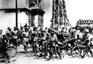 1940年6月14日、パリの凱旋門を過ぎて行進するドイツの兵士