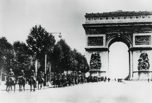 1940年6月14日、パリを行進するドイツの兵士 作： Unbekannt