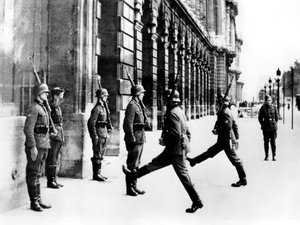 1940年10月7日、パリのホテルクリヨンの外で警備任務にいるドイツ兵 作： Unbekannt