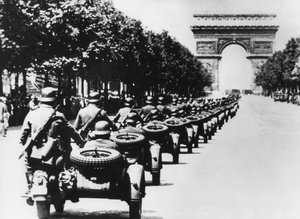 1940年6月14日、パリのシャンゼリゼにいるドイツ兵 作： Unbekannt