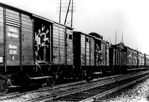 1940年8月、パリに電車で到着したドイツ軍