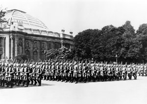 1941年7月8日、ドイツのパリ軍司令官の前を行進するドイツ軍 作： Unbekannt