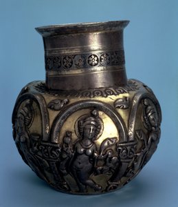 5世紀または6世紀のササニアンの踊る女の子たちの金色の銀の水差し 作： Unbekannt