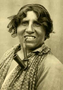 パイプを吸うジプシーの女性、ブルゲンラント州、オーストリア、c1935。 作： Unbekannt