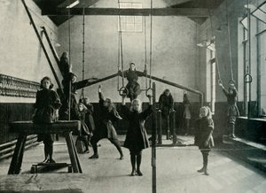 王立聴覚障害者施設の少女体操選手、修道院門、ダービー、1902年。 作： Unbekannt