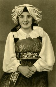 伝統的な衣装、Gailtal、オーストリア、c1935の女の子。 作： Unbekannt