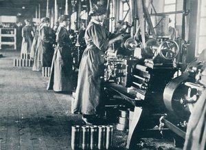 スコットランドの工場、c1914の旋盤での少女軍需労働者 作： Unbekannt