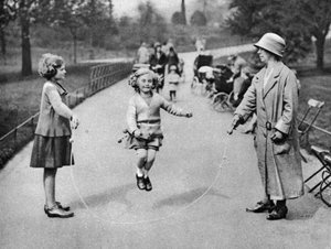 スキップする少女、ハイドパーク、ロンドン、1926-1927 作： Unbekannt