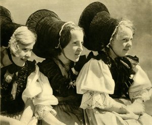 伝統的な衣装の女の子、フォアアールベルク州、オーストリア、c1935。 作： Unbekannt