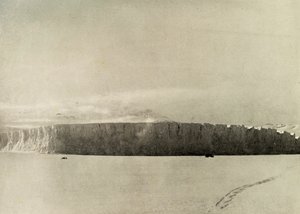 ケープバーンの南にある氷河。モーターは海氷上を移動しています。c1908、1909。 作： Unbekannt