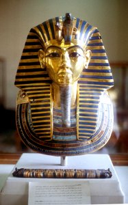 紀元前14世紀半ば、エジプトの王、タンタンカムンの金とラピスラズリの葬儀用マスク 作： Unbekannt