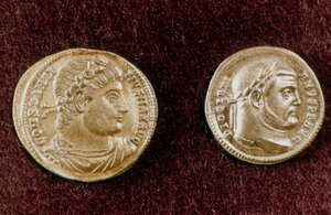 4世紀のローマ皇帝コンスタンティヌス大帝とディオクレティアヌス帝の頭部を示す金貨 作： Unbekannt
